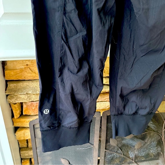 Lululemon black lightweight Flux joggers size 6 - Picture 4 of 6